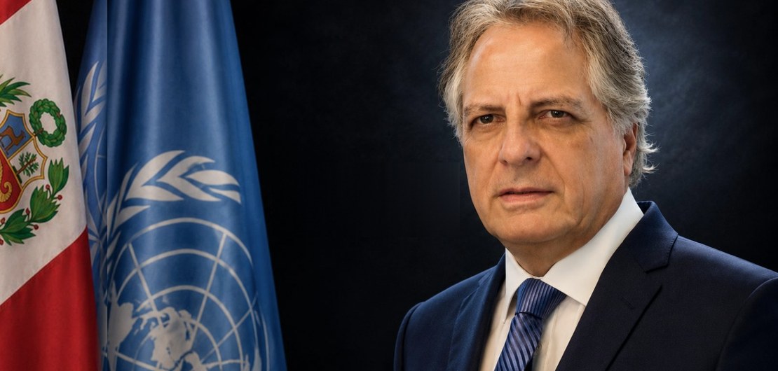 Manuel Rodríguez Cuadros junto a las banderas del Perú y de las Naciones Unidas