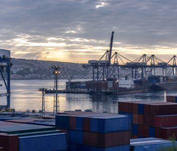 Contenedores en un puerto de comercio internacional al amanecer