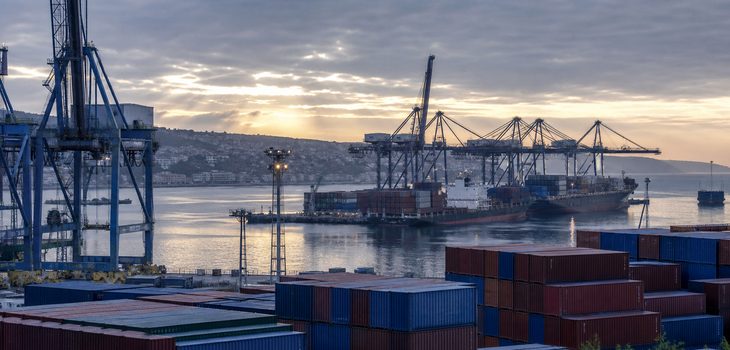 Contenedores en un puerto de comercio internacional al amanecer