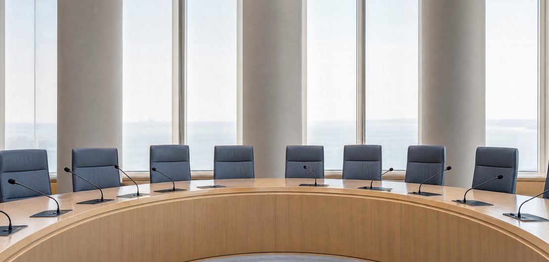 Sala de reuniones vacía de un organismo internacional de derechos humanos