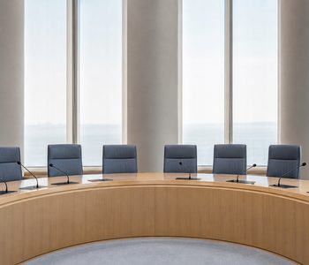 Sala de reuniones vacía de un organismo internacional de derechos humanos
