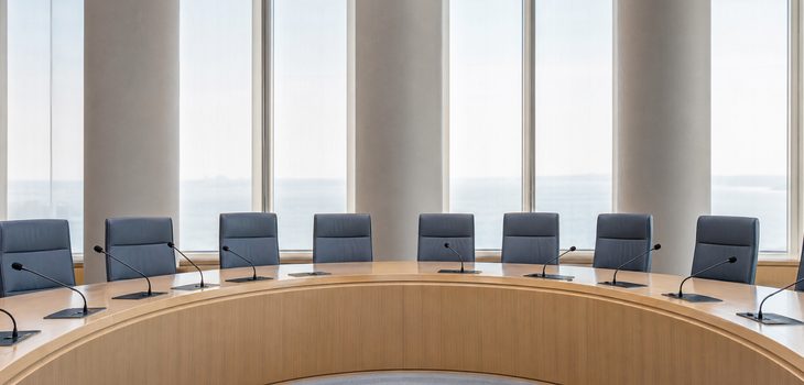 Sala de reuniones vacía de un organismo internacional de derechos humanos
